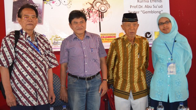 Prof. Abu Suud, Kurnia Effendi, almarhum SN.Ratmana, almarhumah Shinta Ardjahrie dalam Launching Lolong,Lelaki Lansia 