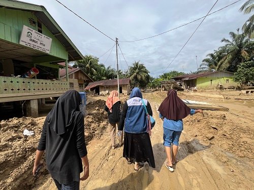 FLP lalui jalan berlumpur bawa bantuan banjir aceh sumut