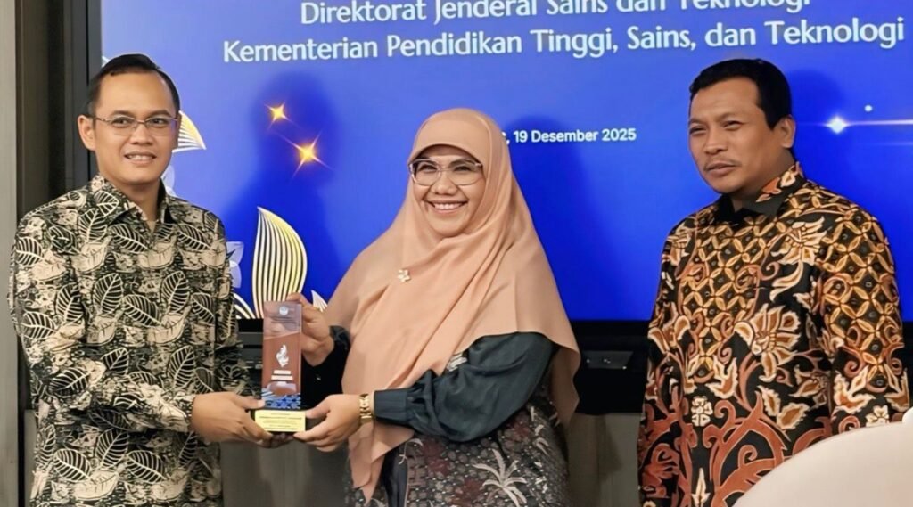 Pendiri FLP Dr. Helvy Tiana Rosa Terima Penghargaan Anugerah Diktisaintek 2025