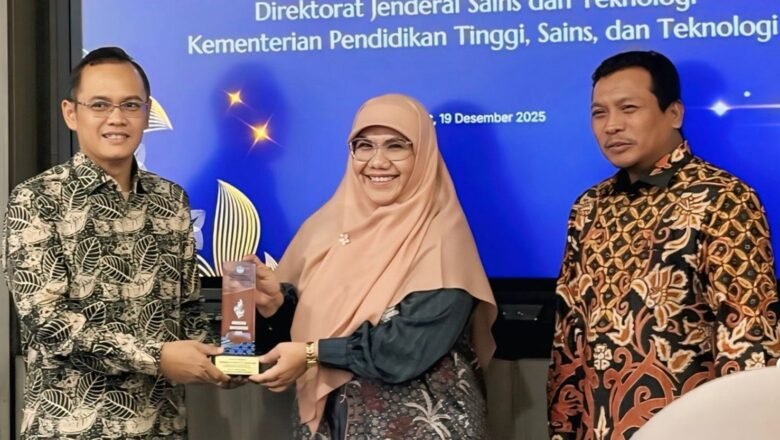 Pendiri FLP Dr. Helvy Tiana Rosa Terima Penghargaan Anugerah Diktisaintek 2025
