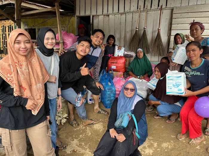 Pengurus Anggota Relawan FLP Salurkan Bantuan Banjir Aceh Sumut