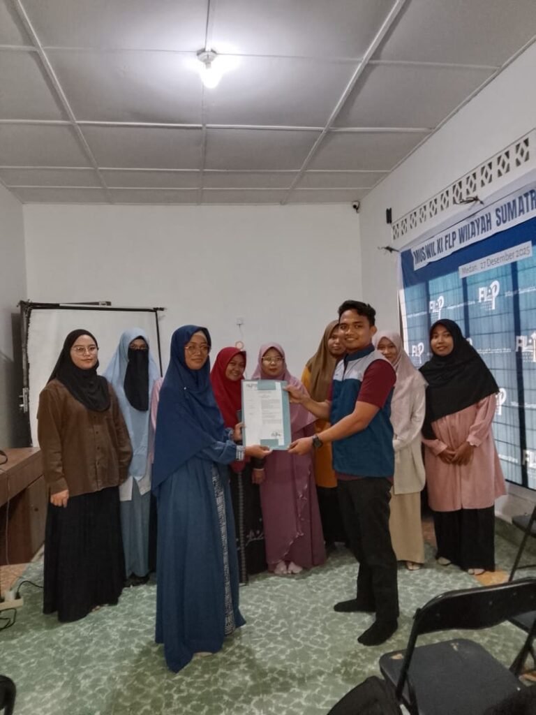 Penyerahan SK Pelantikan FLP Medan oleh Ketua Wilayah