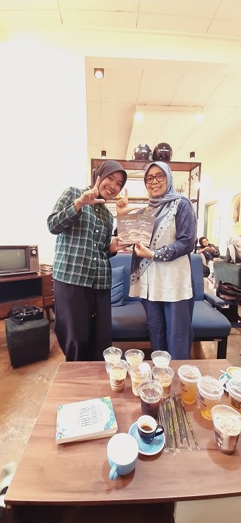 Donasi Buku di Kopi Sudut oleh FLP Paliko