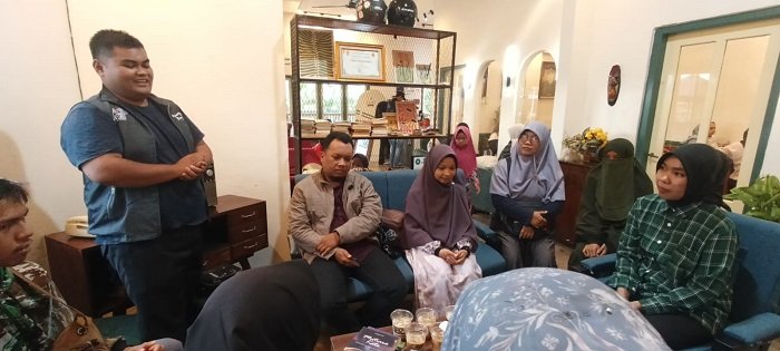 FLP Paliko Gelar Donasi Buku di Kopi Sudut