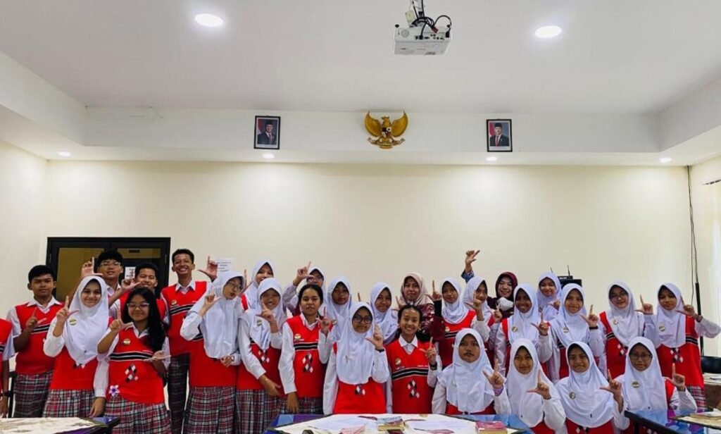 FLP Temanggung Goes to School: Belajar Mencintai Kata dengan Mengulas Karya