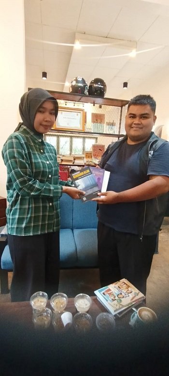 Serah Terima Donasi Buku FLP Paliko ke Kopi Sudut