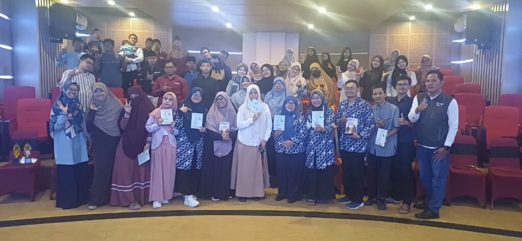 Festival Panggung Literasi, FLP Karanganyar Luncurkan Dua Buku Antologi