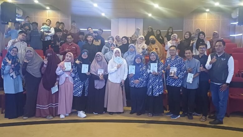 Festival Panggung Literasi, FLP Karanganyar Luncurkan Dua Buku Antologi