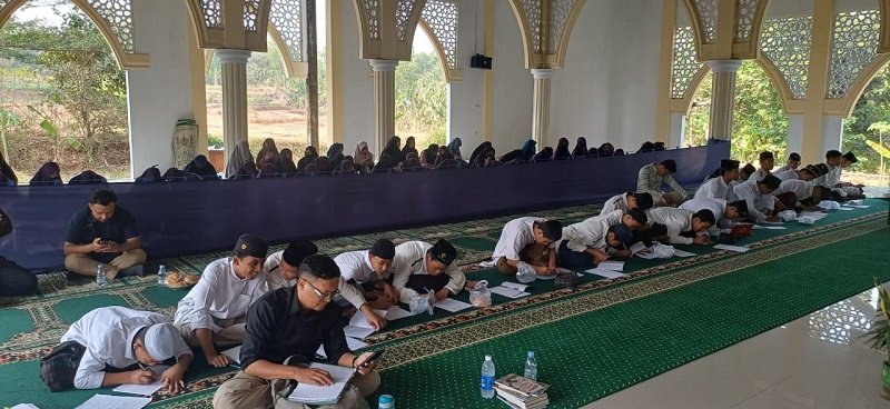 Gol A Gong dan FLP Karanganyar Gelar Pelatihan Menulis bagi Santri Pondok Pesantren Darussajidin