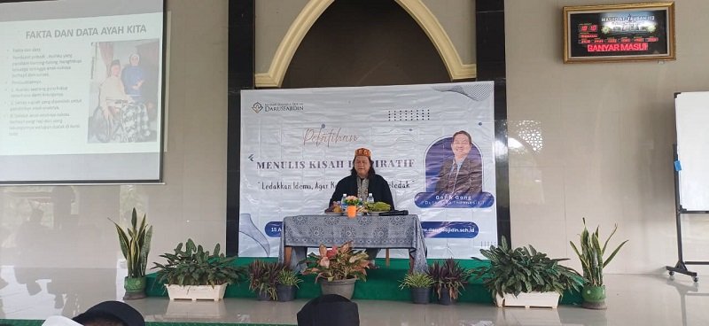 Gol A Gong di Pelatihan Menulis Kisah Inspiratif bagi Santri Pondok Pesantren Darussajidin
