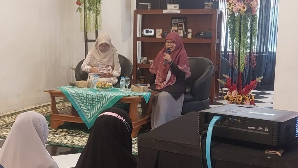 Tips Menulis Artikel, Afifah Afra: Akhiri dengan Denting Bukan Titik