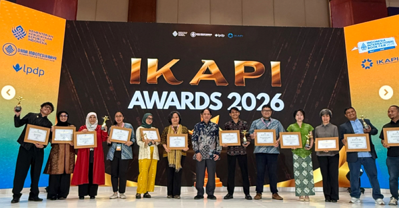 Helvy Tiana Rosa (ke-3 dari kiri) menerima penghargaan di panggung Indonesia International Book Fair